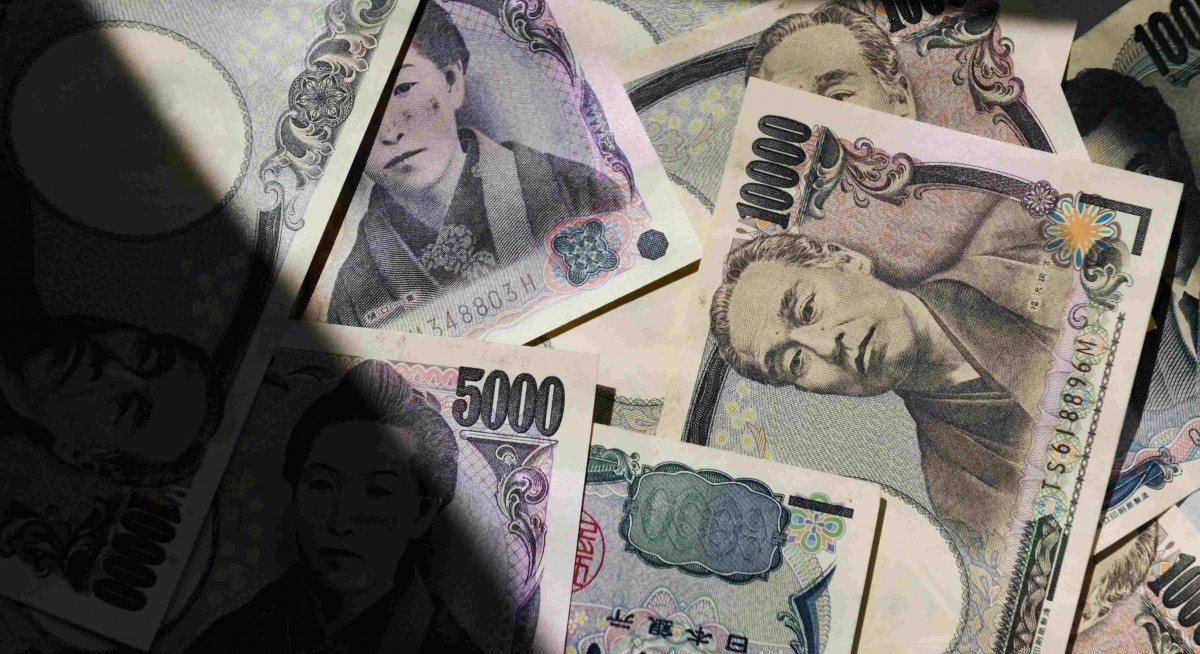Yen shows glimpses of haven appeal even as dollar pushes it down